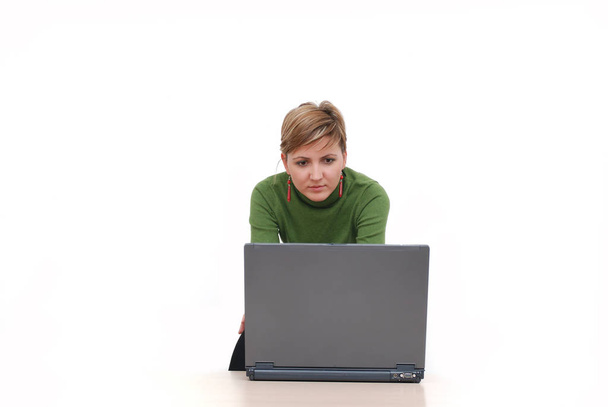 femme d'affaires en vert travaillant sur ordinateur portable
 - Photo, image