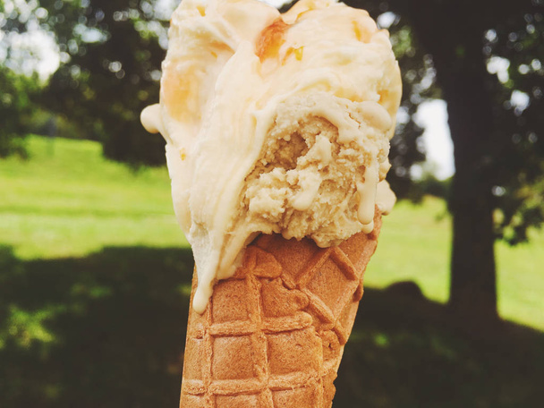 夏に屋外で溶けるアイスクリームコーン、甘いデザートフード - 写真・画像