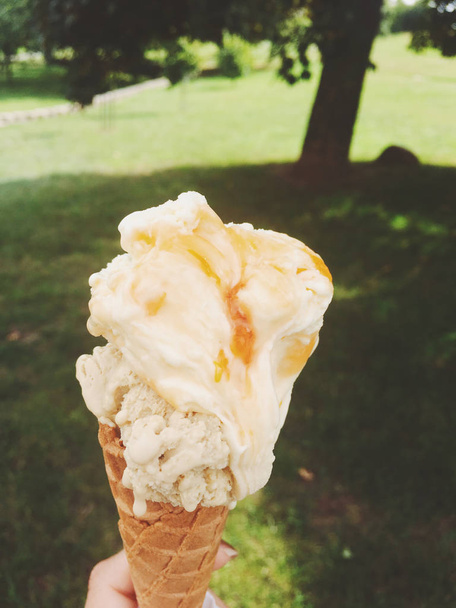 Морозиво конус тане на відкритому повітрі влітку, солодкий десерт їжі на
 - Фото, зображення