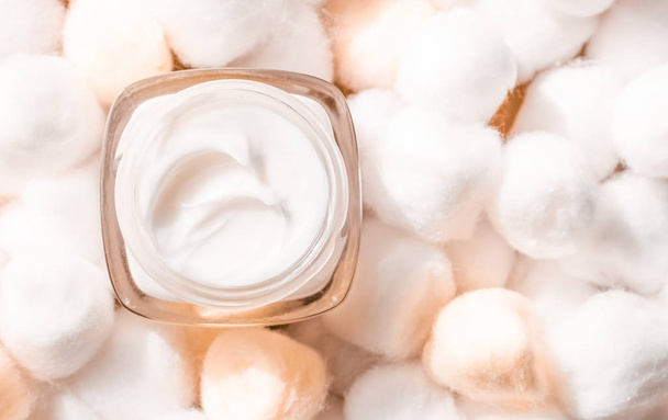 Crema facial de lujo para pieles sensibles y bolas de algodón naranja
  - Foto, imagen