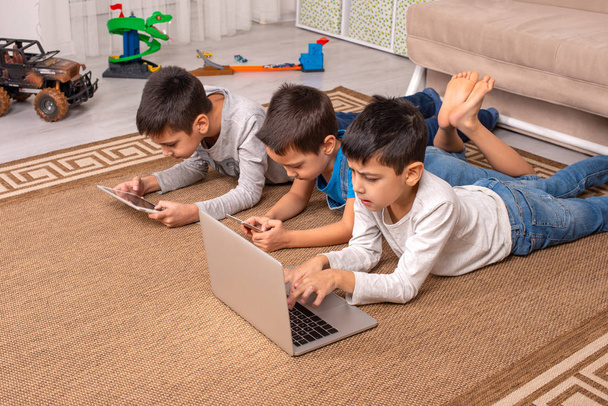 Les enfants de différents âges utilisent des gadgets pour les jeux, la communication
  - Photo, image