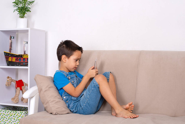 Children of different ages use gadgets for games, communication  - Foto, Imagen