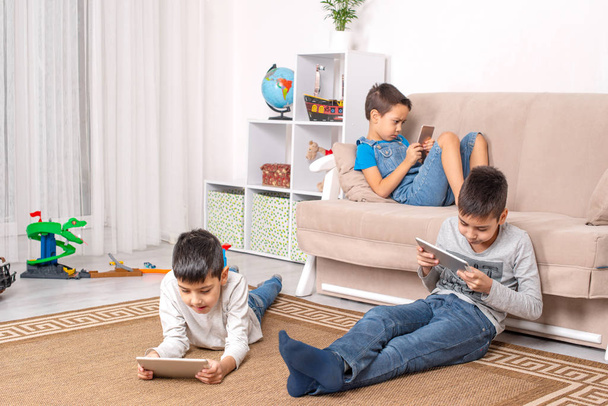 Dzieci w różnym wieku używają gadżetów do gier, komunikacji  - Zdjęcie, obraz