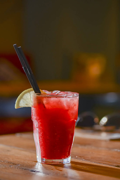 Classic alcoholic summer cocktail with lemon and mint garnish on a bar table. - Fotoğraf, Görsel