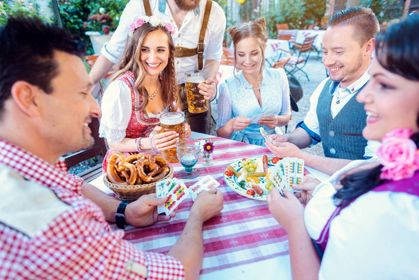 Tradicional juego de cartas en un jardín de cerveza alemán
 - Foto, Imagen