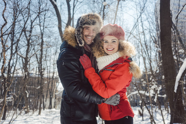 Femme et homme s'embrassent en hiver - Photo, image
