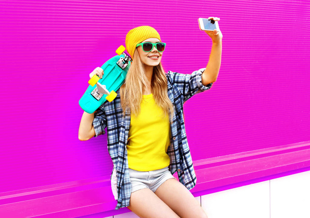 δροσερό χαμογελαστή γυναίκα λήψη selfie φωτογραφία από το smartphone με skat - Φωτογραφία, εικόνα