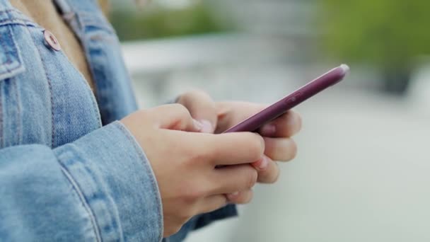Vídeo de mano muestra de la mujer mensajes de texto en el teléfono. Fotografía con cámara de helio RED en 8K
 - Metraje, vídeo