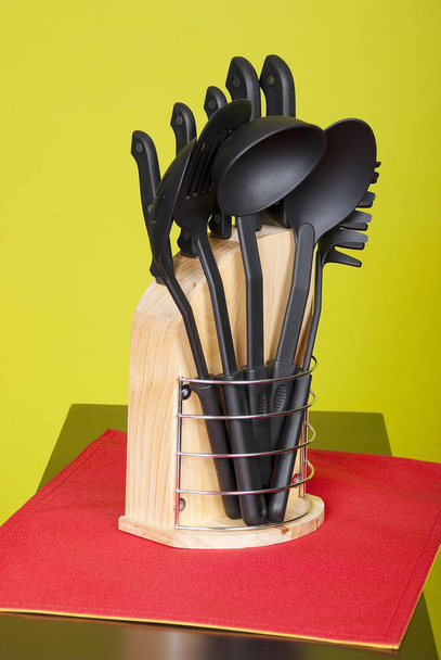Εργαλεία κουζίνας.Συλλογή από πλαστικές κουτάλες σε μαύρο χρώμα. - Φωτογραφία, εικόνα