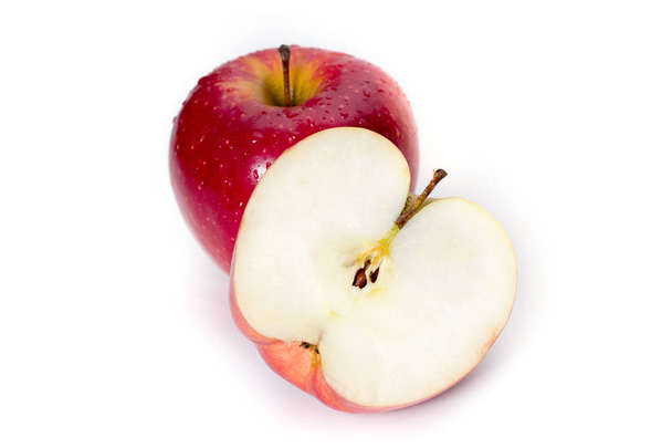 Frutas vermelhas de maçã cortadas isoladas no fundo branco
 - Foto, Imagem