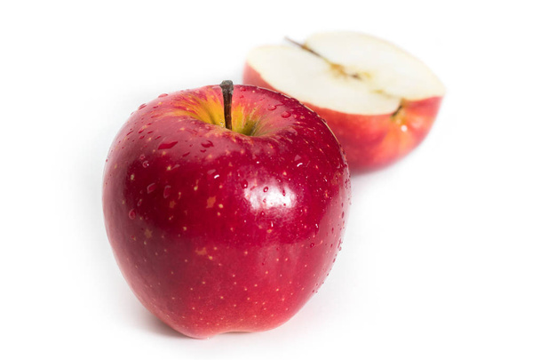 Snijd rode appelvruchten geïsoleerd op witte achtergrond - Foto, afbeelding