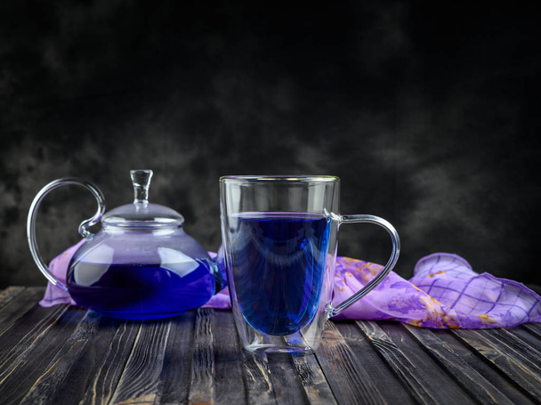 Taça e bule borboleta de ervilha flor chá azul. Erva de desintoxicação saudável
 - Foto, Imagem