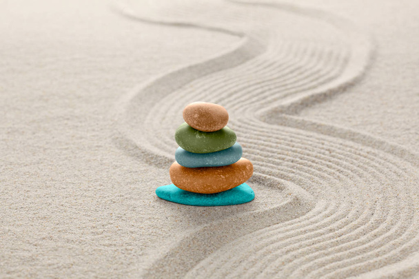 Zen Stone Konzept, mehrfarbige Steine auf dem Sand aufgeschichtet mit Kopierraum für Ihren Text - Foto, Bild
