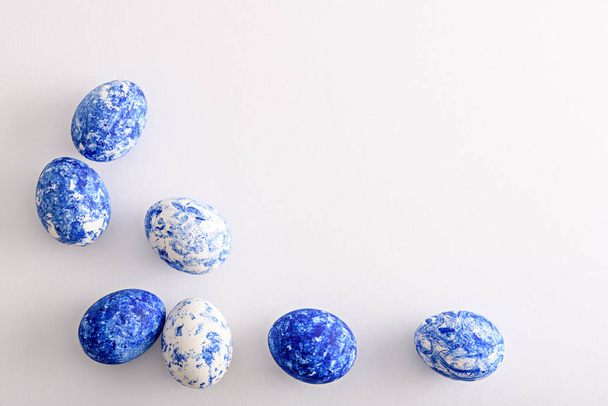 vue du dessus Oeufs de Pâques de la couleur du bleu classique de l'année avec effet dégradé sur fond blanc
 - Photo, image