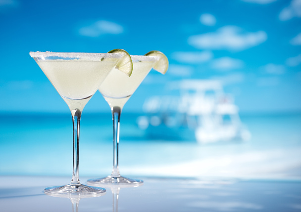 Margarita cocktail op beach, blauwe zee en hemel achtergrond - Foto, afbeelding