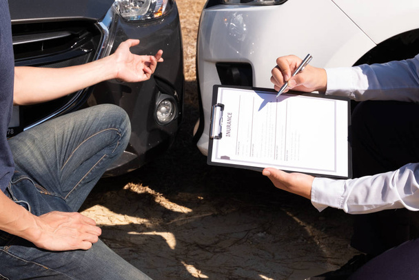 The car insurance agent is checking the accident spot. Of the customer, along with the form and customer signature for car claims And process the claim - Photo, Image