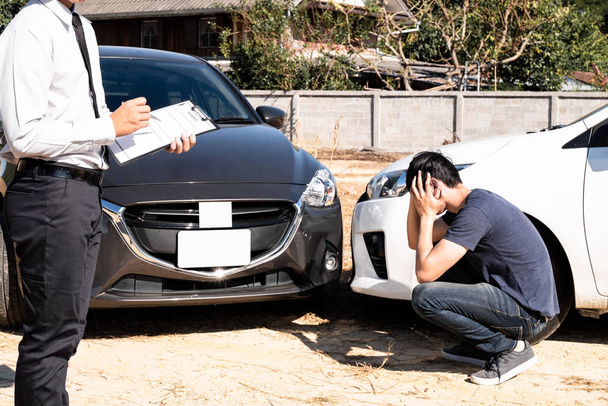The car insurance agent is checking the accident spot. Of the customer, along with the form and customer signature for car claims And process the claim - Photo, Image