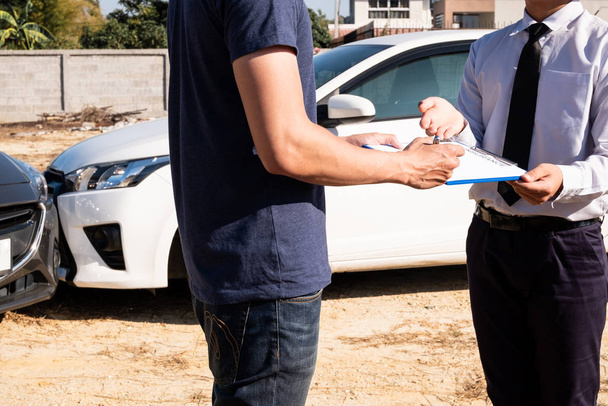 Araba sigortacısı kaza yerini kontrol ediyor. Müşteri belgesi, araba talebi formu ve müşteri imzasıyla birlikte. - Fotoğraf, Görsel