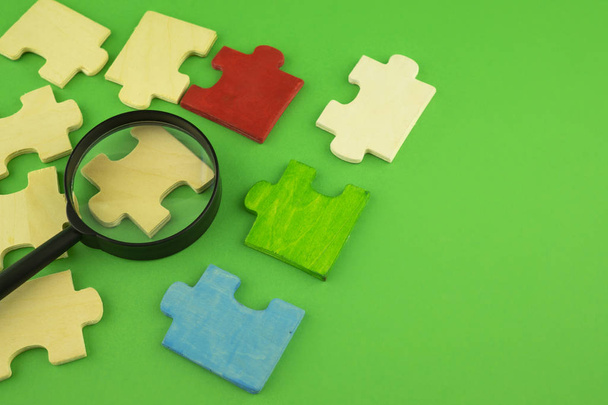 Puzzleteile mit Lupe - Foto, Bild