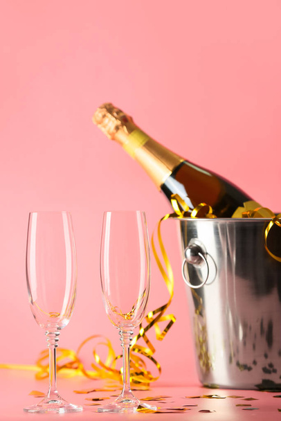 Seau avec bouteille de champagne et verres sur fond de couleur
 - Photo, image