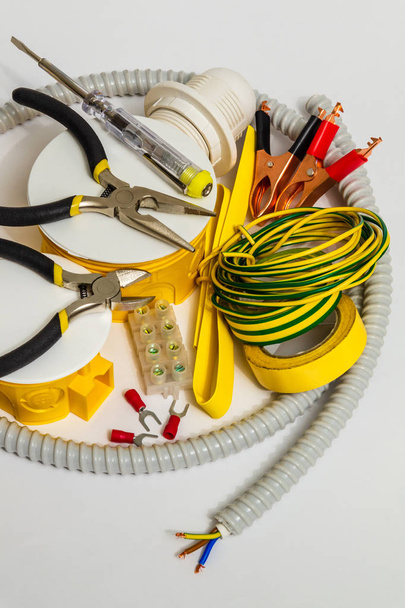 Kit repuestos y herramientas para eléctricos preparados antes de la reparación
 - Foto, Imagen
