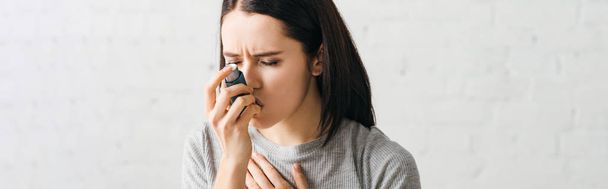 Panoráma felvétel beteg nőről asztmás inhalátorral otthon - Fotó, kép