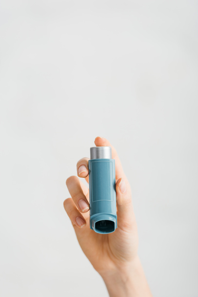 Vista recortada de niña sosteniendo inhalador aislado en blanco
 - Foto, imagen