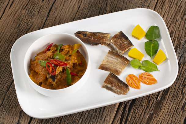 Paneang Fumo grelhado peixe caril na placa branca
 - Foto, Imagem