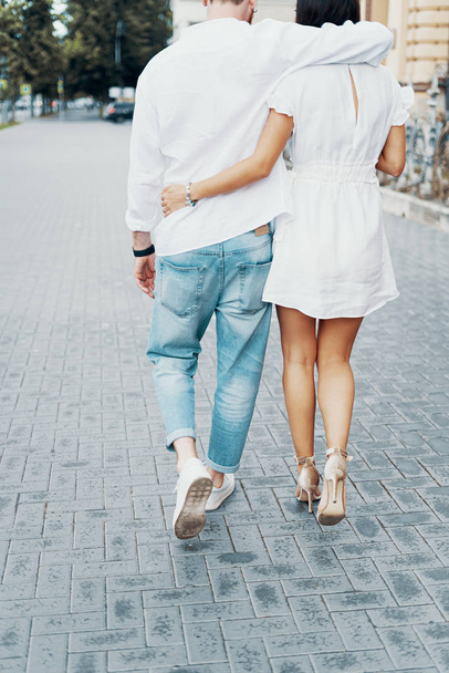 влюбленная пара гуляющая по городу - Фото, изображение
