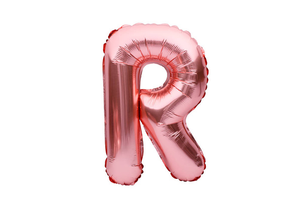 Lettre R faite de ballon gonflable en or rose isolé sur blanc. Ballons en feuille rose doré faisant partie de l'alphabet complet lettres majuscules
. - Photo, image