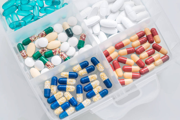 Ліки в контейнері, різні ліки для профілактики вірусних інфекцій, полегшення симптомів, грипу та застуди
 - Фото, зображення