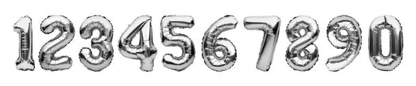 Set con palloncini di lamina d'argento in forma di numeri isolati su sfondo bianco. Numeri palloncini gonfiabili metallici in oro bianco. Celebrazione, educazione, sconto e vendita o concetto di compleanno
 - Foto, immagini