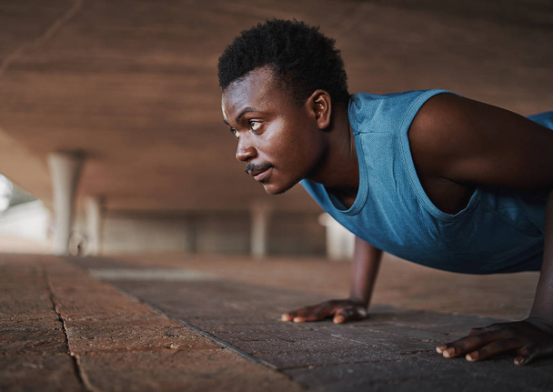 Young african american sports physique man doing push-ups on the pavement at outdoors - Fotoğraf, Görsel