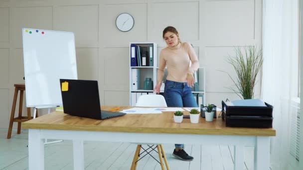 Happy girl dancing in office - Video, Çekim