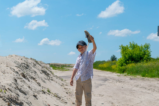 Little boy playing in the sand - Valokuva, kuva