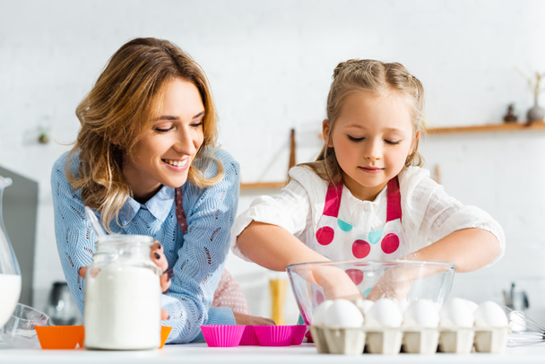 mosolygó anya nézi lánya főzés tészta péksütemény - Fotó, kép