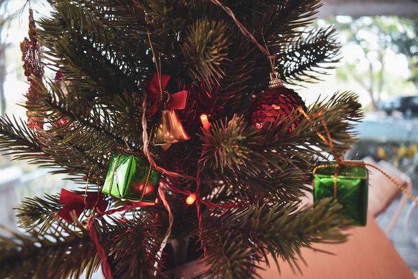 家のクリスマスツリーの装飾 - 写真・画像