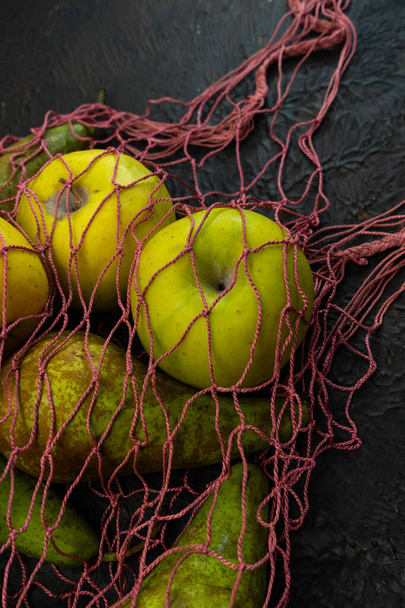 selektiver Fokus, saisonales Obst in einem Saitensack - Foto, Bild