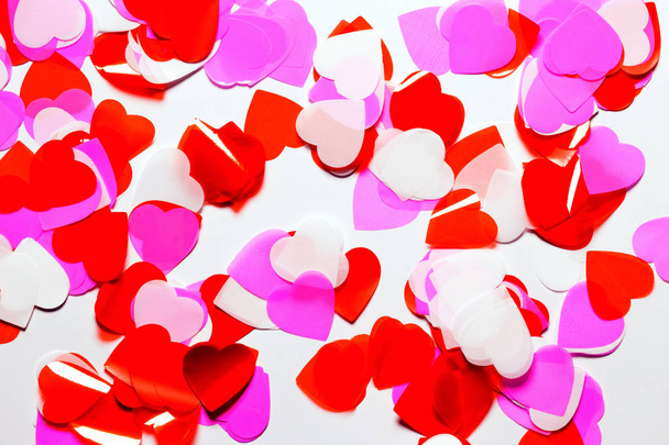 Kleurrijke confetti in hartvorm op witte achtergrond. Valentin - Foto, afbeelding
