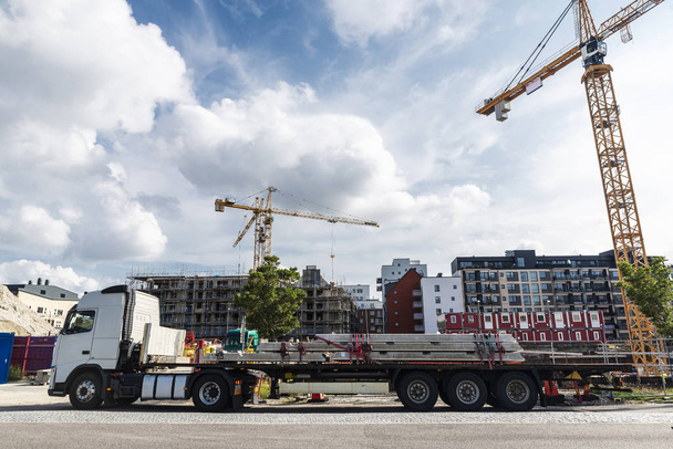 İsveç, Malmö 'de beton kirişlerle yüklü bir kamyon.  - Fotoğraf, Görsel
