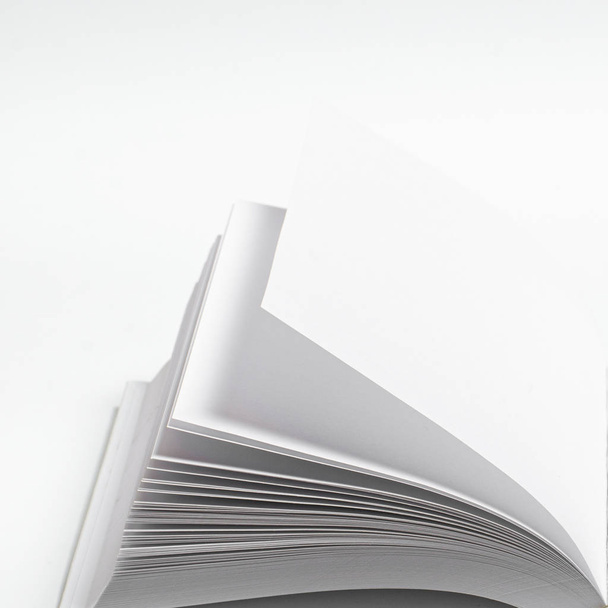 Mockup del ctalogo cuadrado abierto en blanco sobre fondo de papel de diseño blanco
 - Foto, imagen