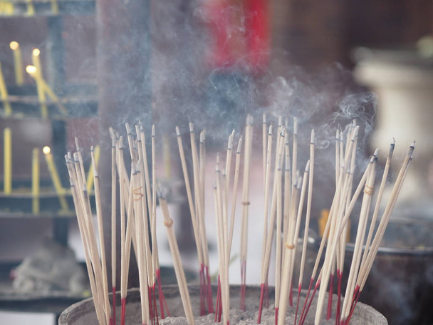 仏像を拝むための線香香炉の中にあるタイの寺院では煙が出ています - 写真・画像