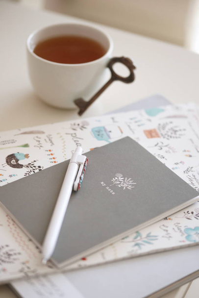 taza de café y cuaderno en la mesa - Foto, imagen
