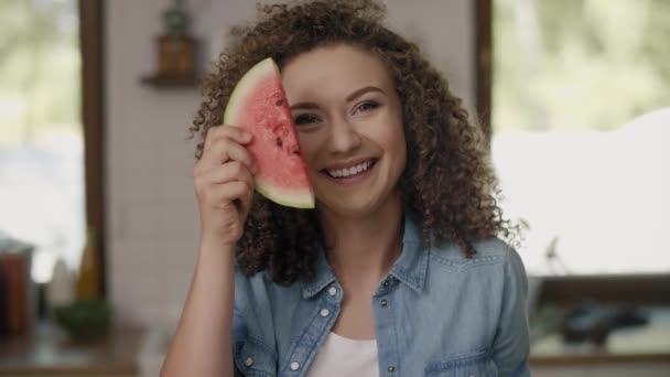 Mladá žena s plátkem melounu - Záběry, video