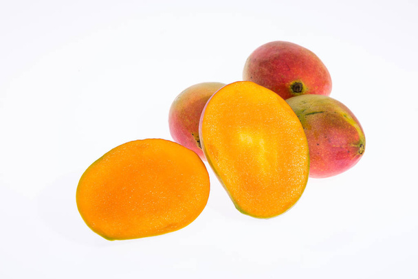 Sabrosos mangos maduros; Foto sobre fondo blanco
. - Foto, Imagen