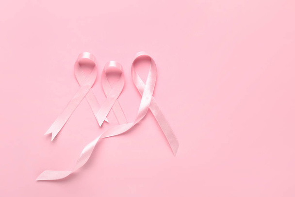 Рожеві стрічки на кольоровому фоні. Концепція обізнаності про рак молочної залози
 - Фото, зображення