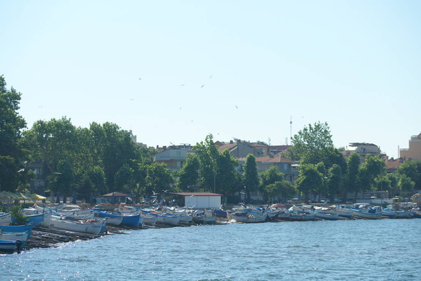 vista do mar e do barco no porto da cidade - Foto, Imagem