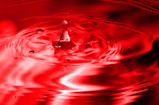 Goutte d'eau multicolore rouge bouillonnant
 - Photo, image