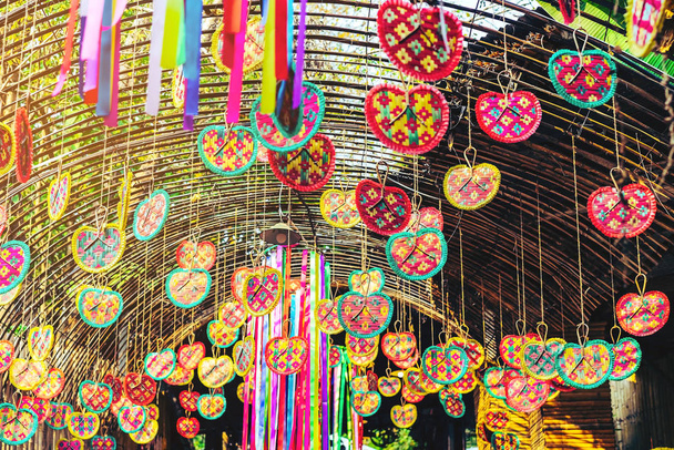 Muitos coloridos de fanning tecido de bambu são pendurados acima para decorar a passarela no festival anual de felicidade no parque público. Foco seletivo
. - Foto, Imagem