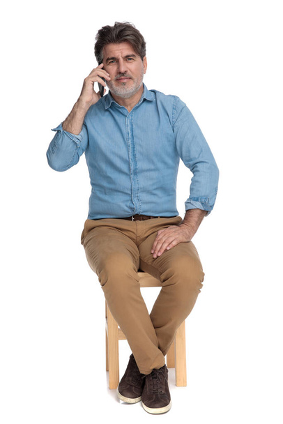 Беспокойный случайный человек разговаривает по телефону и не согласен
 - Фото, изображение